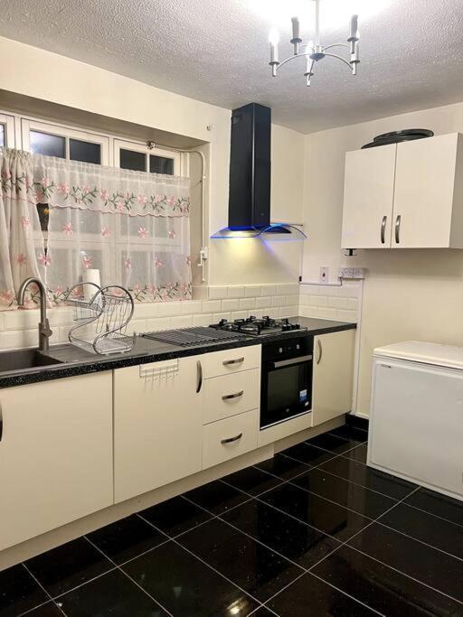 2 Bedroom Flat In Vauxhall, 런던 외부 사진